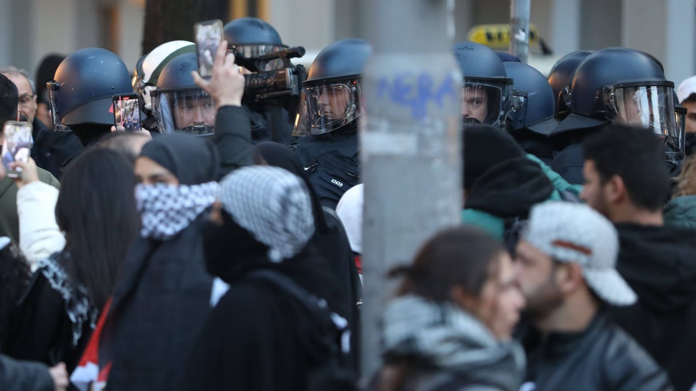 Polizisten bei einer pro-palästinensischen Demonstration in Berlin.