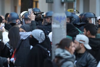 Polizisten bei einer pro-palästinensischen Demonstration in Berlin.