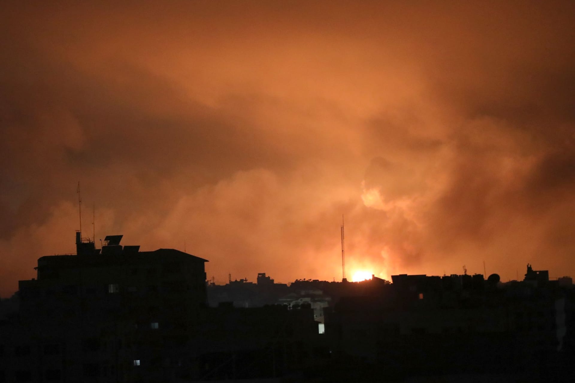 Explosionen sind im Gazastreifen zu sehen.