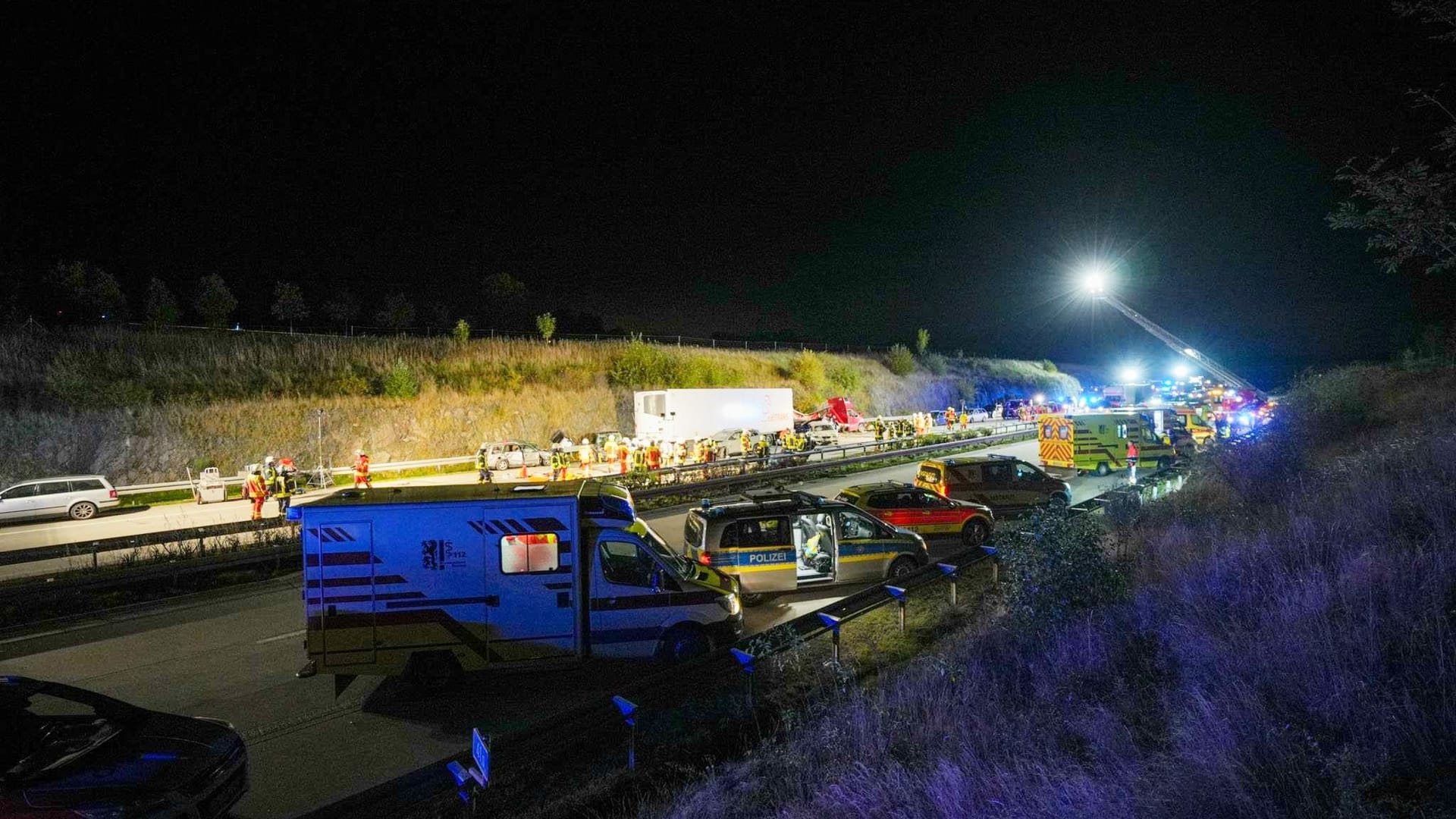 Unfallstelle auf der A17 am Abend: Über 100 Rettungskräfte halfen bei den Bergungsarbeiten.