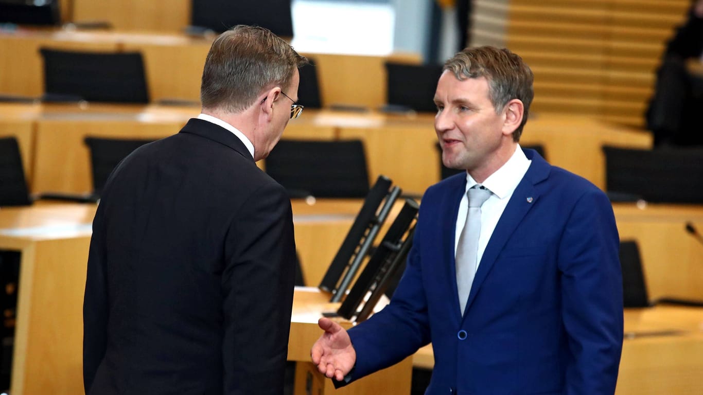 Ramelow und Björn Höcke im März 2020: Nach seiner Wahl zum Ministerpräsidenten verweigert Ramelow Höcke den Handschlag.