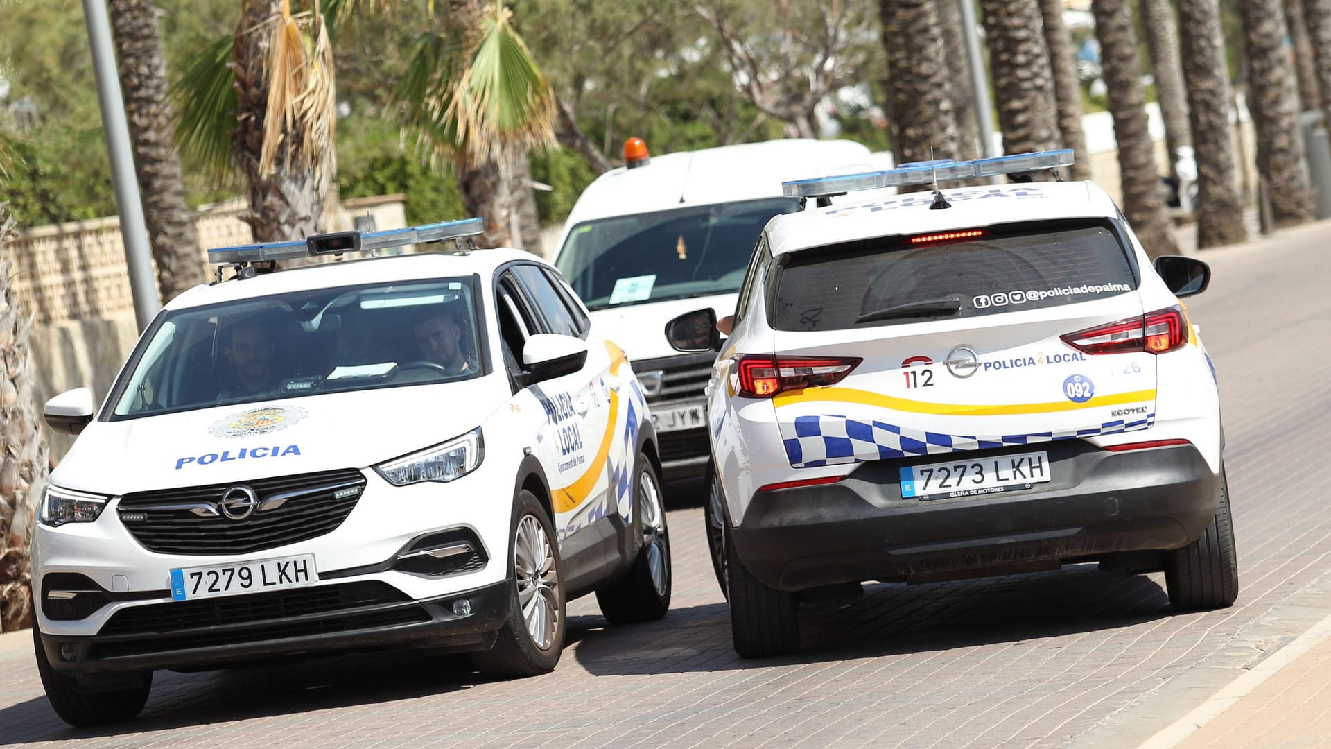 Zwei Einsatzwagen der Policia Local de Palma (Symbolbild): Der mutmaßliche Täter soll ein 27-jähriger Deutscher sein.