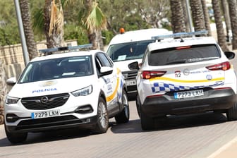Zwei Einsatzwagen der Policia Local de Palma (Symbolbild): Der mutmaßliche Täter soll ein 27-jähriger Deutscher sein.
