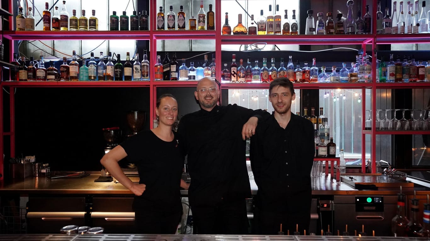 Frederik Schefferski (Mitte), Barchef in der Thaifood-Bar "Jing Jing", zwischen den Bartendern Lorena Böhm (links) und Finn Kluth.