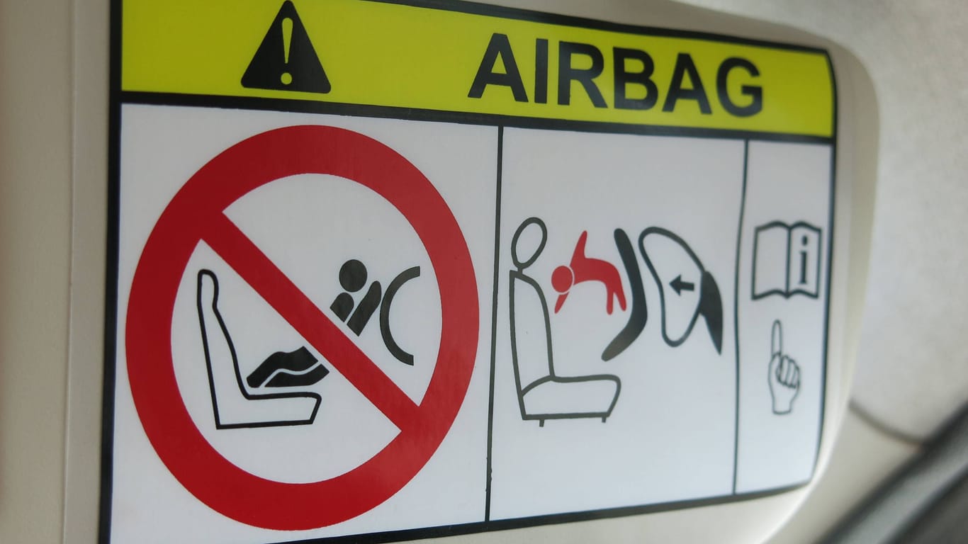 Verletzungsgefahr: So genannte Reobarder sind in Autos mit aktiviertem Beifahrerairbag auf dem Beifahrersitz nicht erlaubt.