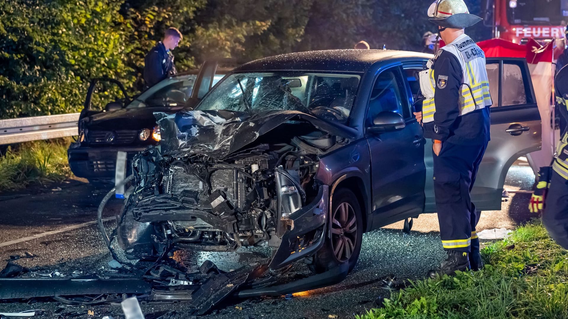 Unfallstelle bei Gummersbach: Zwei Menschen starben noch an der Unfallstelle.