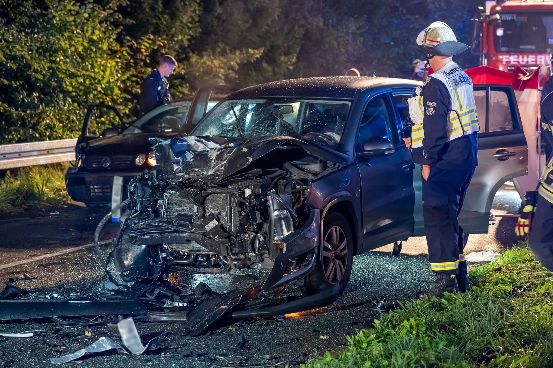 Unfallstelle bei Gummersbach: Zwei Menschen starben noch an der Unfallstelle.