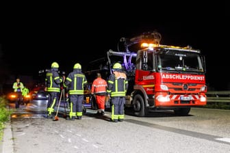 Feuerwehr und Abschleppdienst an der Einsatzstelle: Bei dem schweren Unfall verlor ein Mann sein Bein.