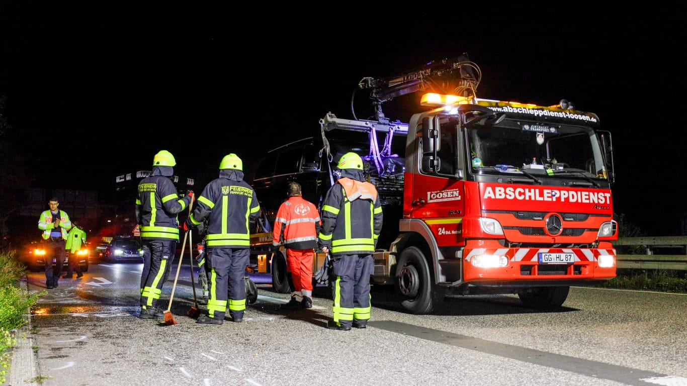 Feuerwehr und Abschleppdienst an der Einsatzstelle: Bei dem schweren Unfall verlor ein Mann sein Bein.