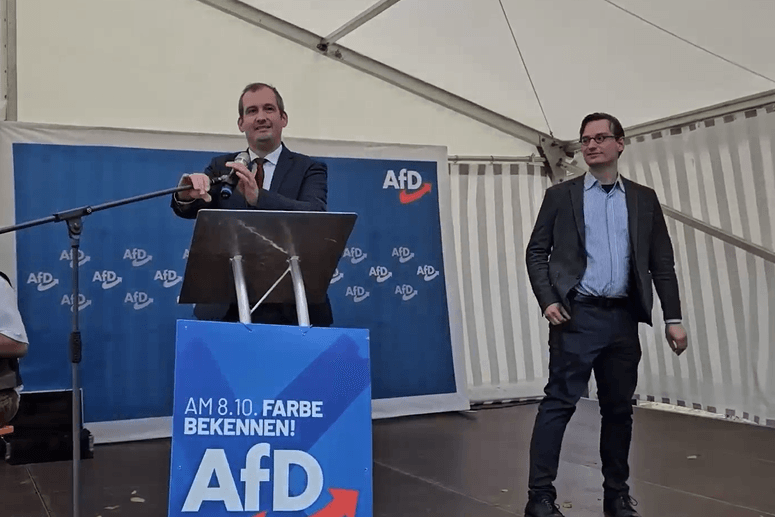 Fatale Aussage: Der AfD-Fraktionsvize Norbert Kleinwächter (am Mikro) steht am Pranger, weil er verbreitet hatte, Alice Weidel sei in einem "Safehouse" quasi gefangen. Doch vor ihm sagte das der obefränkische Bezirkschef Tobias Peterka (rechts).