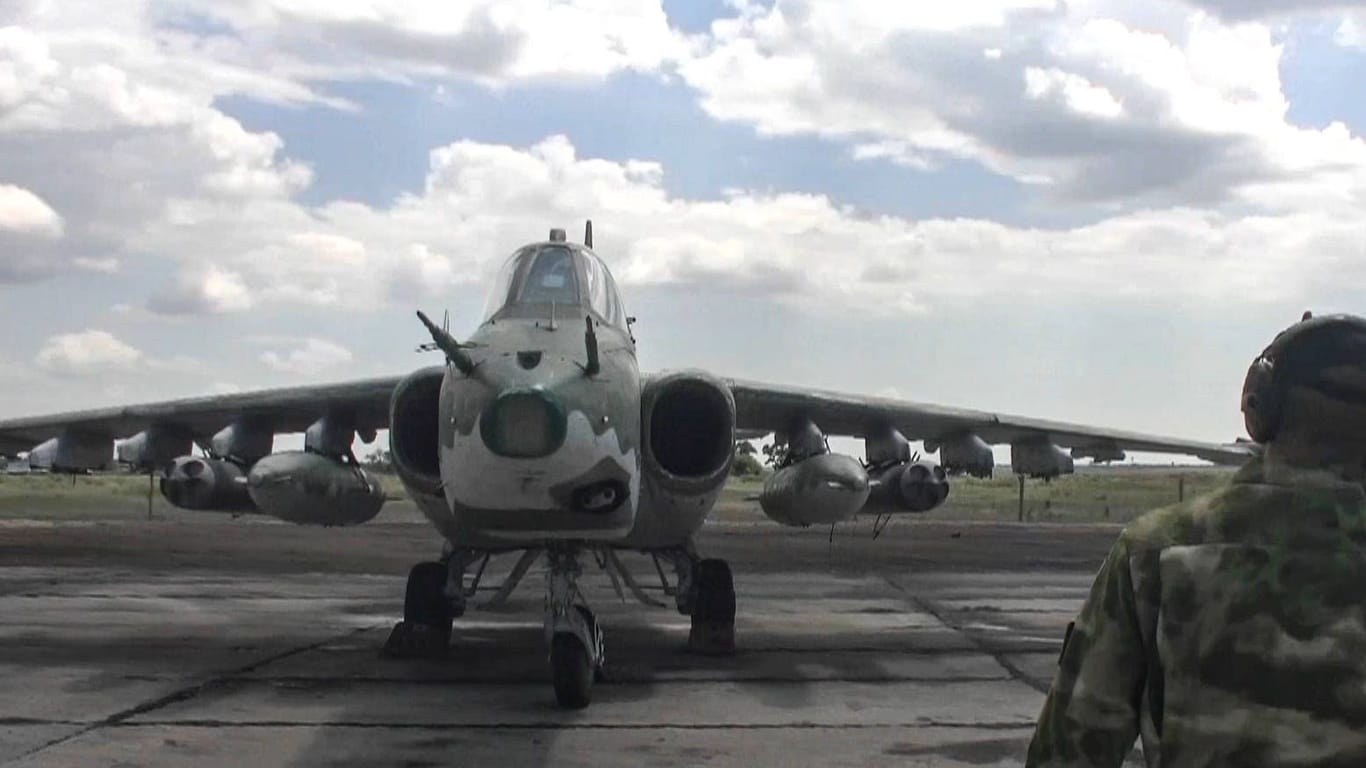 Eine russische Suchoi Su-25 auf einem Rollfeld (Archivbild).