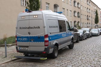 Ein Einsatzfahrzeug der Kriminaltechnik der Polizei steht vor einer Häuserzeile an der Kinzerallee im Berliner Stadtteil Köpenick. Dort wurden die Leichen einer Frau und eines Kindes gefunden.