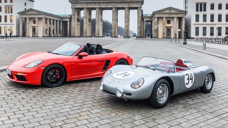 Radikaler Urahn: Der 718 RS 60 Spyder von 1960 (rechts) war Vorbild für das neue Spitzenmodell der aktuellen Boxster-Modelle – links im Bild ein normaler Vertreter der Baureihe.