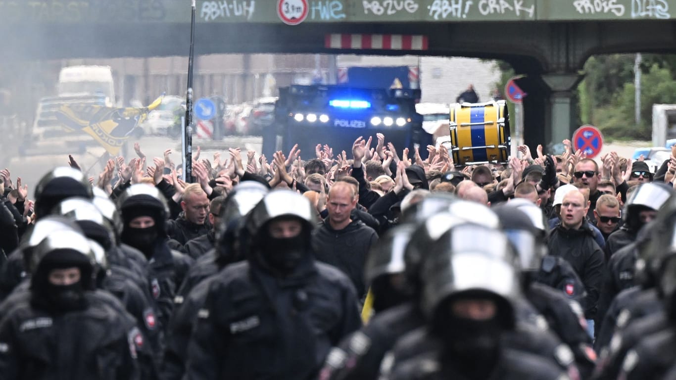 Polizisten begleiten Braunschweiger Fans zum Stadion (Archivbild): Bei dem als Hochrisikospiel eingestufte Derby wird ein Großaufgebot im Einsatz sein.