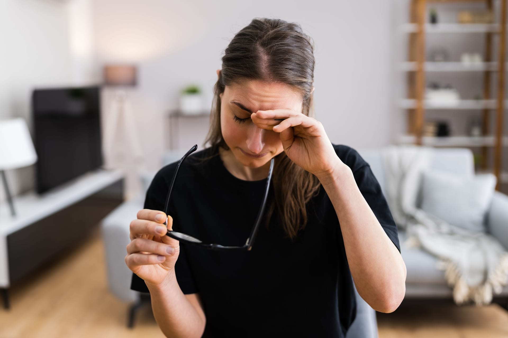 Frau mit müden Augen: Bis sich bei einem Vitamin-A-Mangel Symptome einstellen, kann es einige Zeit dauern. Eines der ersten Anzeichen sind meist Sehprobleme in der Dämmerung.