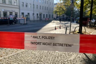 Absperrung am Tatort in der Brunnenstraße: Die Hintergründe sind noch unklar.