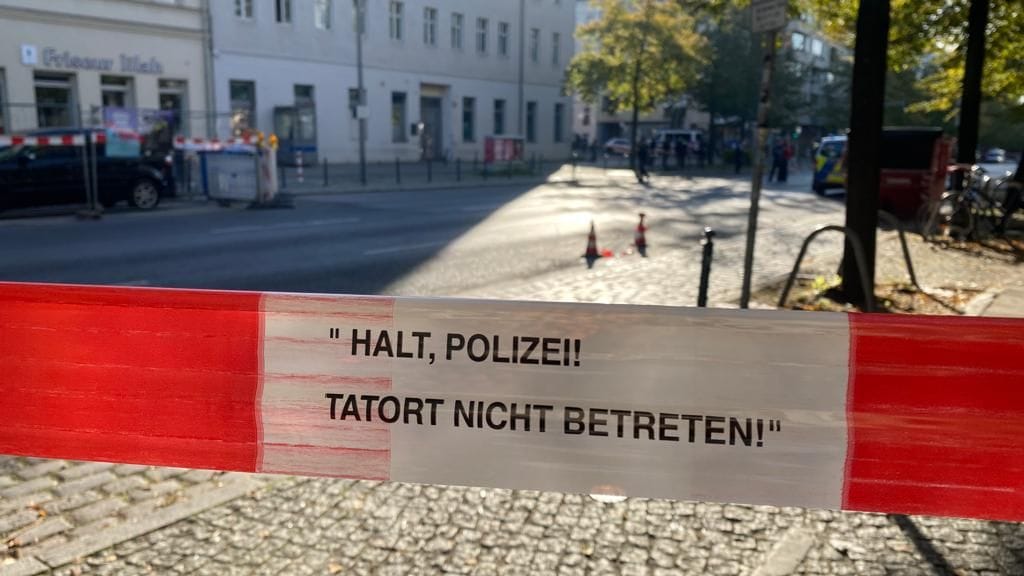 Absperrung am Tatort in der Brunnenstraße: Die Hintergründe sind noch unklar. Absperrung am Tatort in der Brunnenstraße: Die Hintergründe sind noch unklar.