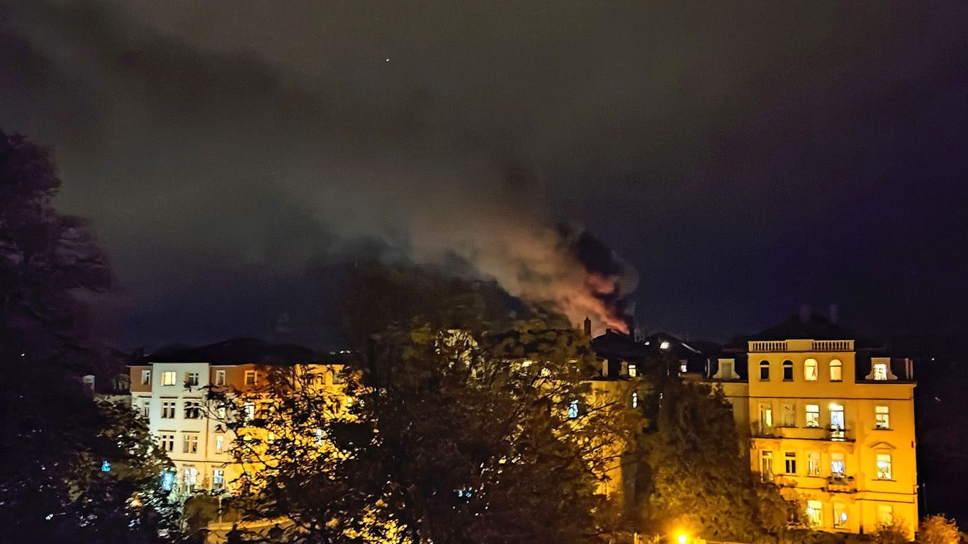 Dresden: Die Rauchwolke war bereits aus der Ferne zu sehen.