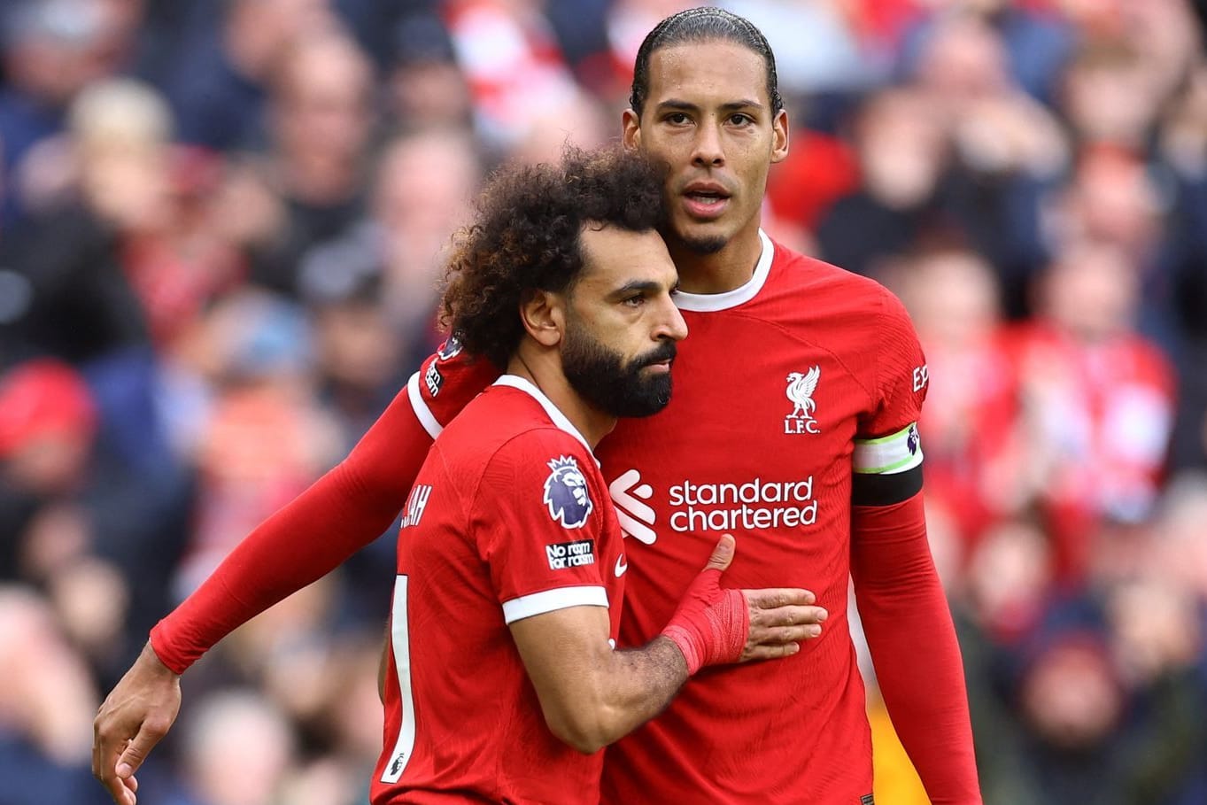 Virgil van Dijk und Mo Salah (l.): Er sorgte mit seinem Elfmeter-Tor für den Sieg der "Reds".