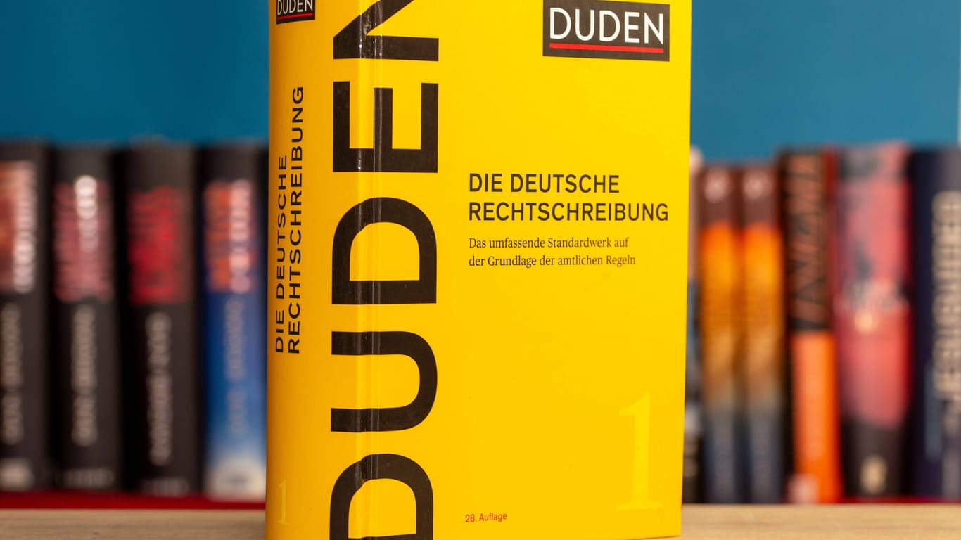 Nahaufnahme von einem Duden (Symbolbild): In dem Wörterbuch steht budzsch nicht drin.