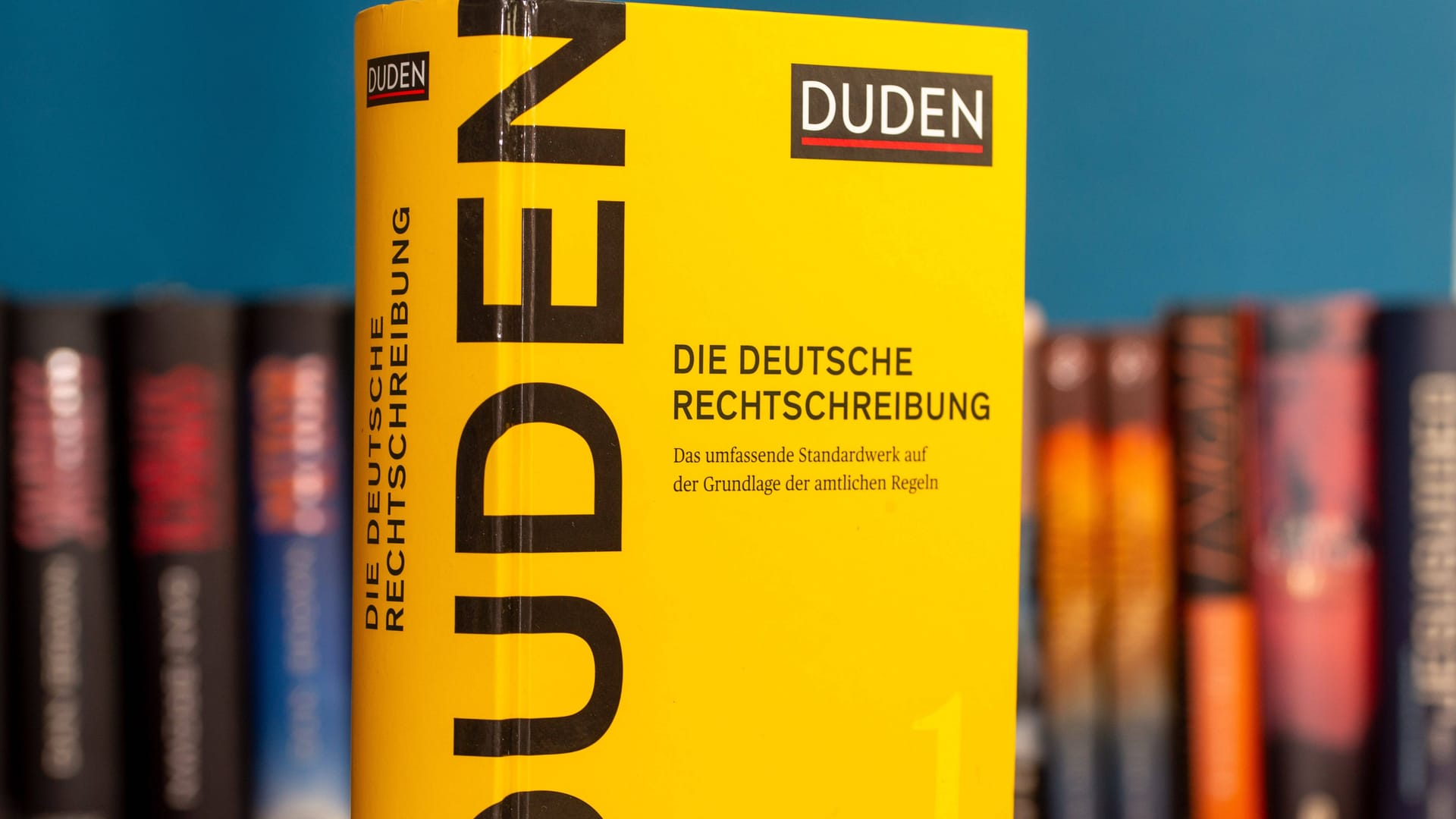 Nahaufnahme von einem Duden (Symbolbild): In dem Wörterbuch steht budzsch nicht drin.