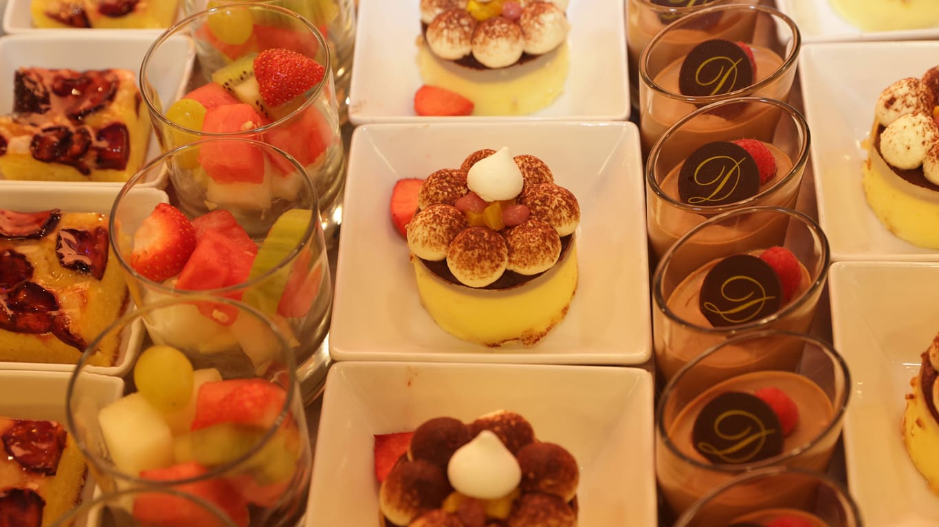 Dessert-Buffet: Gegen völlige Überfüllung hilft es, ein Dessert zu teilen.