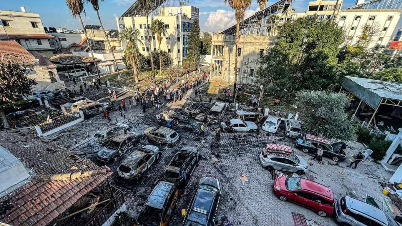 Das Foto soll den beschädigten Parkplatz der Al-Ahli-al-Arabi-Krankenhauses in Gaza am morgen nach der Explosion zeigen.