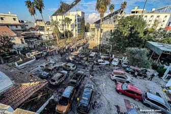 Das Foto soll den beschädigten Parkplatz der Al-Ahli-al-Arabi-Krankenhauses in Gaza am morgen nach der Explosion zeigen.