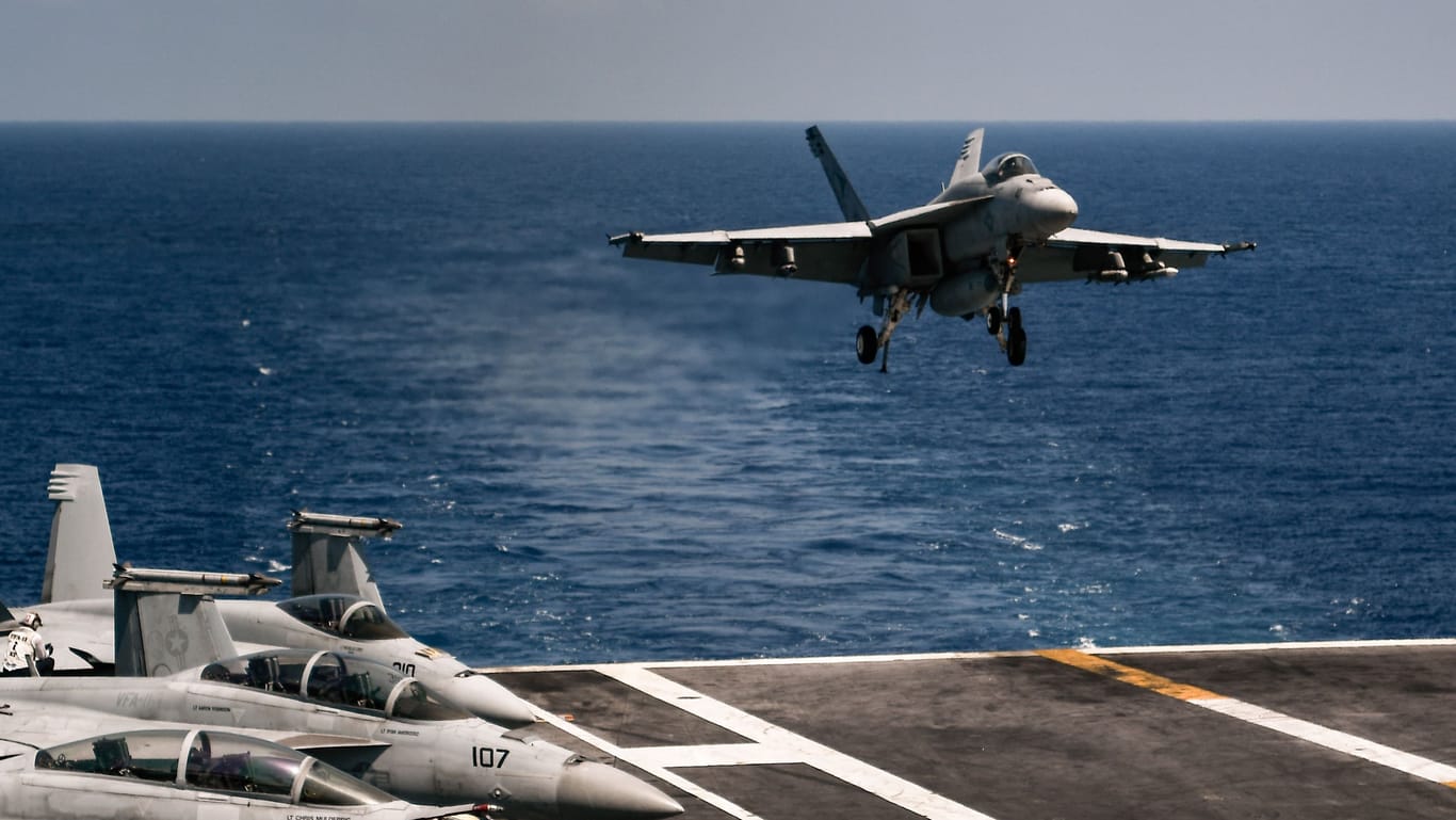 Eine amerikanische F-18 landet auf einem Flugzeugträger (Archivbild): Die USA haben zwei Verbände ins Mittelmeer verlegt.