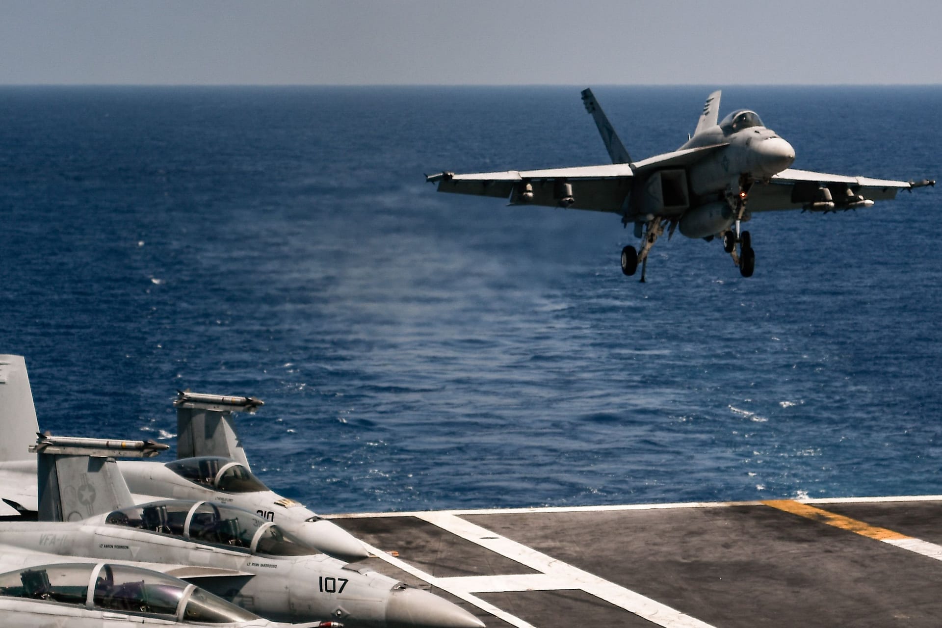 Eine amerikanische F-18 landet auf einem Flugzeugträger (Archivbild): Die USA haben zwei Verbände ins Mittelmeer verlegt.
