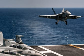 Eine amerikanische F-18 landet auf einem Flugzeugträger (Archivbild): Die USA haben zwei Verbände ins Mittelmeer verlegt.