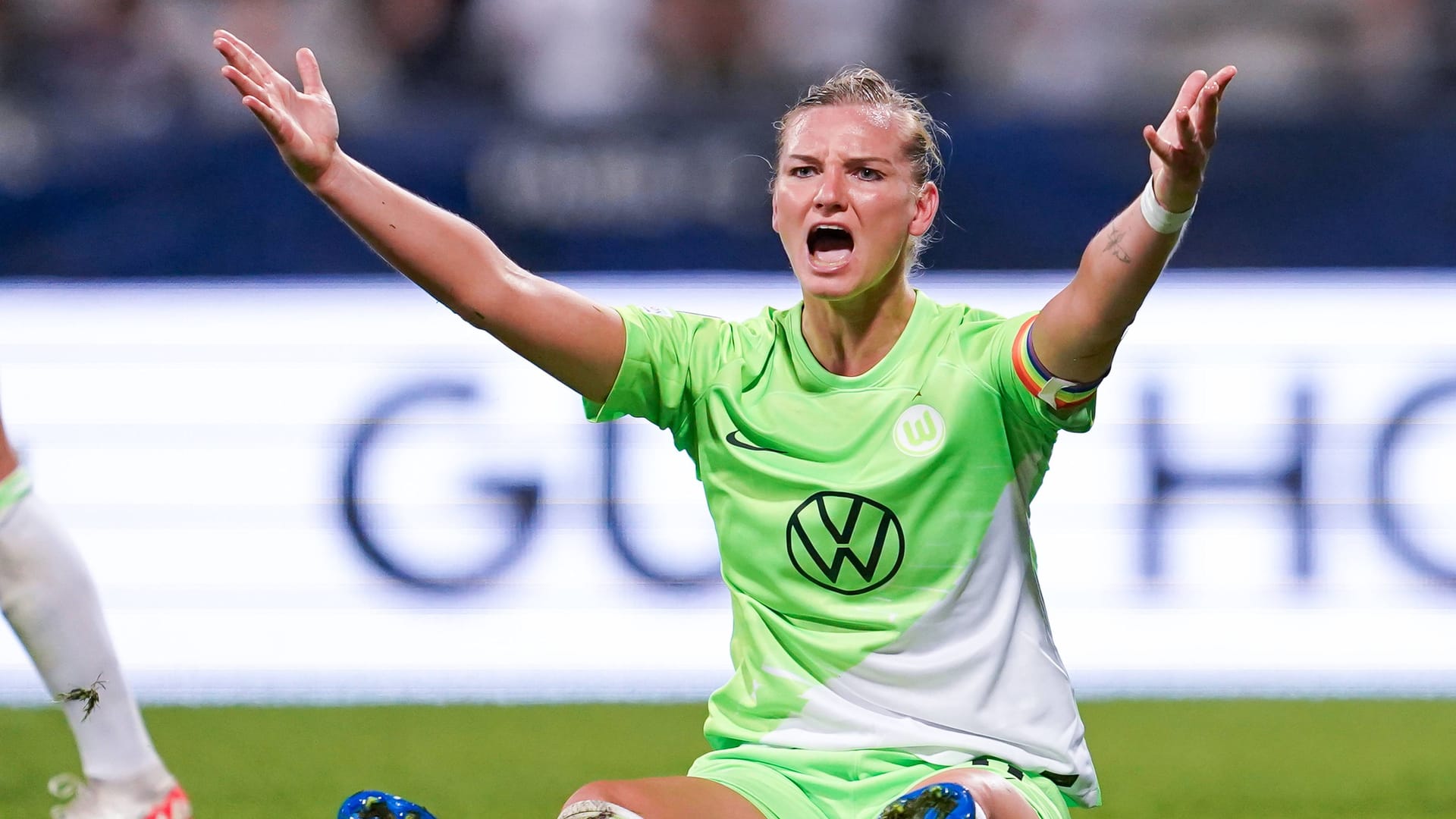 Alexandra Popp empört: Mit Paris FC lieferten sich die Wolfsburgerinnen einen torreichen Schlagabtausch.