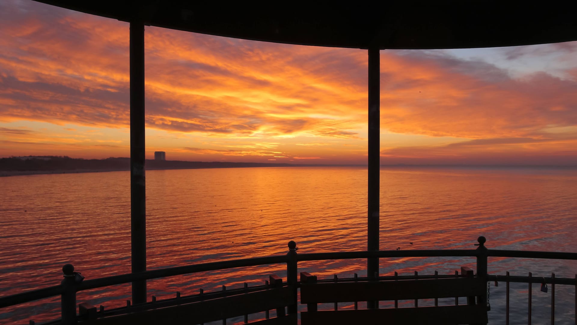 Dramatischer Sonnenuntergang an der polnischen Ostseeküste zwischen Misdroy und Swinemünde bzw. Ahlbeck.