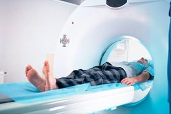 Eine Untersuchung in einem CT-Gerät (Symbolbild): In Russland wurde bei einer Frau eine Nadel im Gehirn entdeckt.