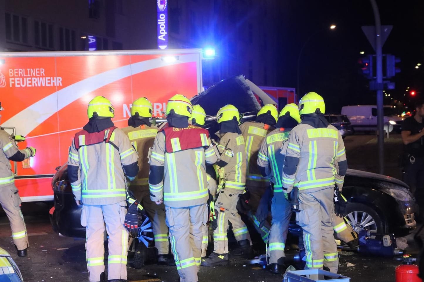 Feuerwehrleute an der Unfallstelle: Beide Insassen des Wagens wurden verletzt.