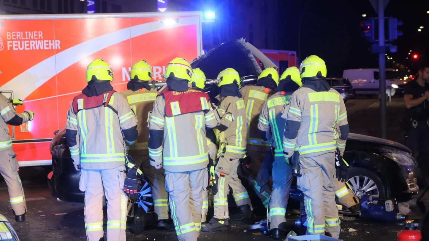 Feuerwehrleute an der Unfallstelle: Beide Insassen des Wagens wurden verletzt.