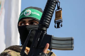 Hamas-Kämpfer im Gazastreifen (Archivbild): Die EU stuft die Organisation als terroristisch ein.
