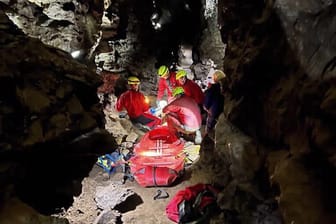 Die Retter bei der Arbeit: Die Person musste durch enge Gänge aus der Höhle getragen werden.