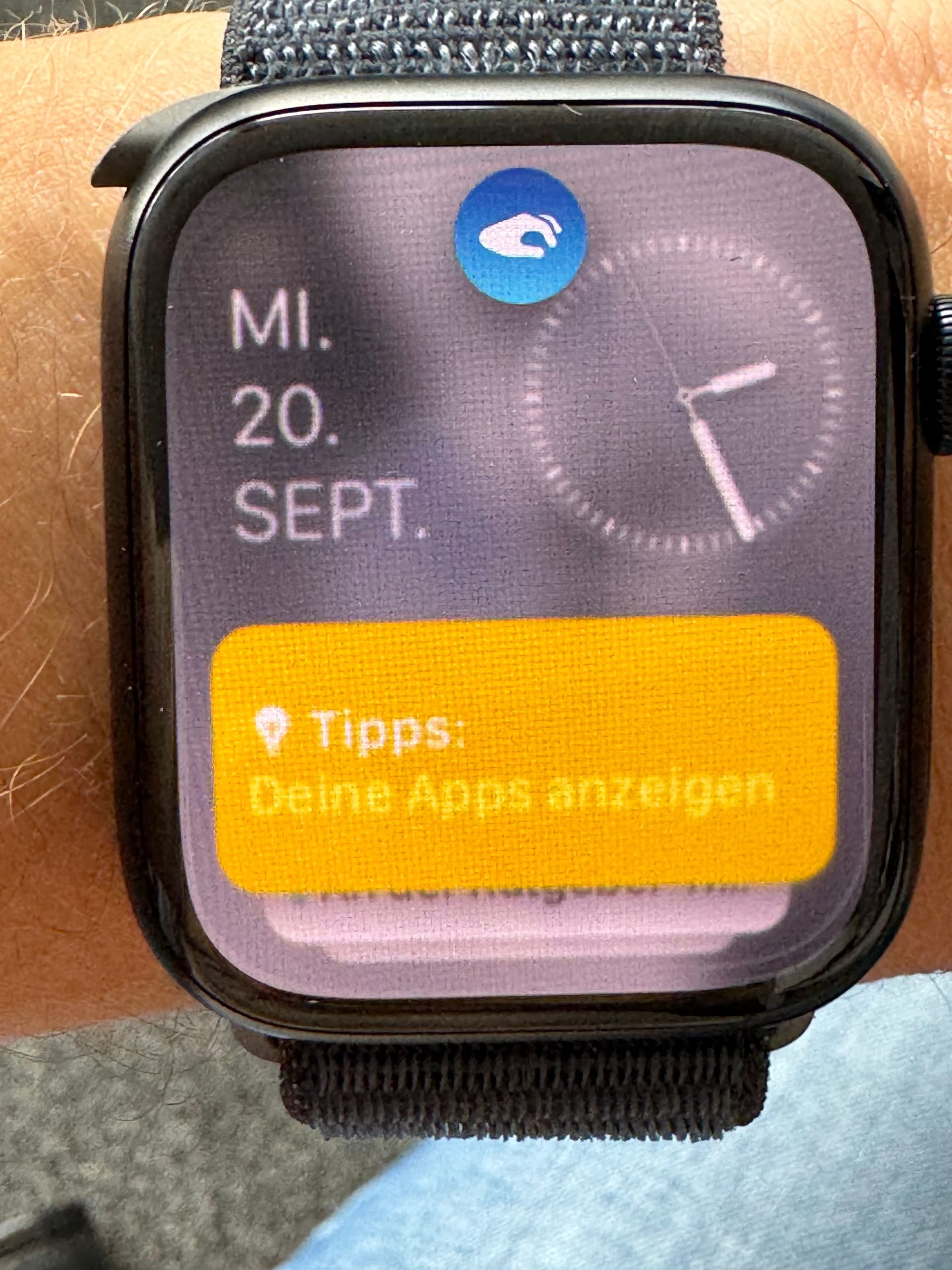 Das kleine blaue Symbol im oberen Bereich zeigt an, wenn die Apple Watch die Doppeltipp-Geste erkannt hat. Hier wurde deshalb der Smart Stack geöffnet.