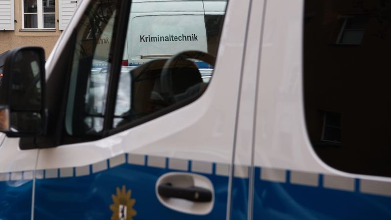 Der Wagen der Kriminaltechnik der Polizei steht vor einer Häuserzeile an der Kinzerallee im Berliner Stadtteil Köpenick.