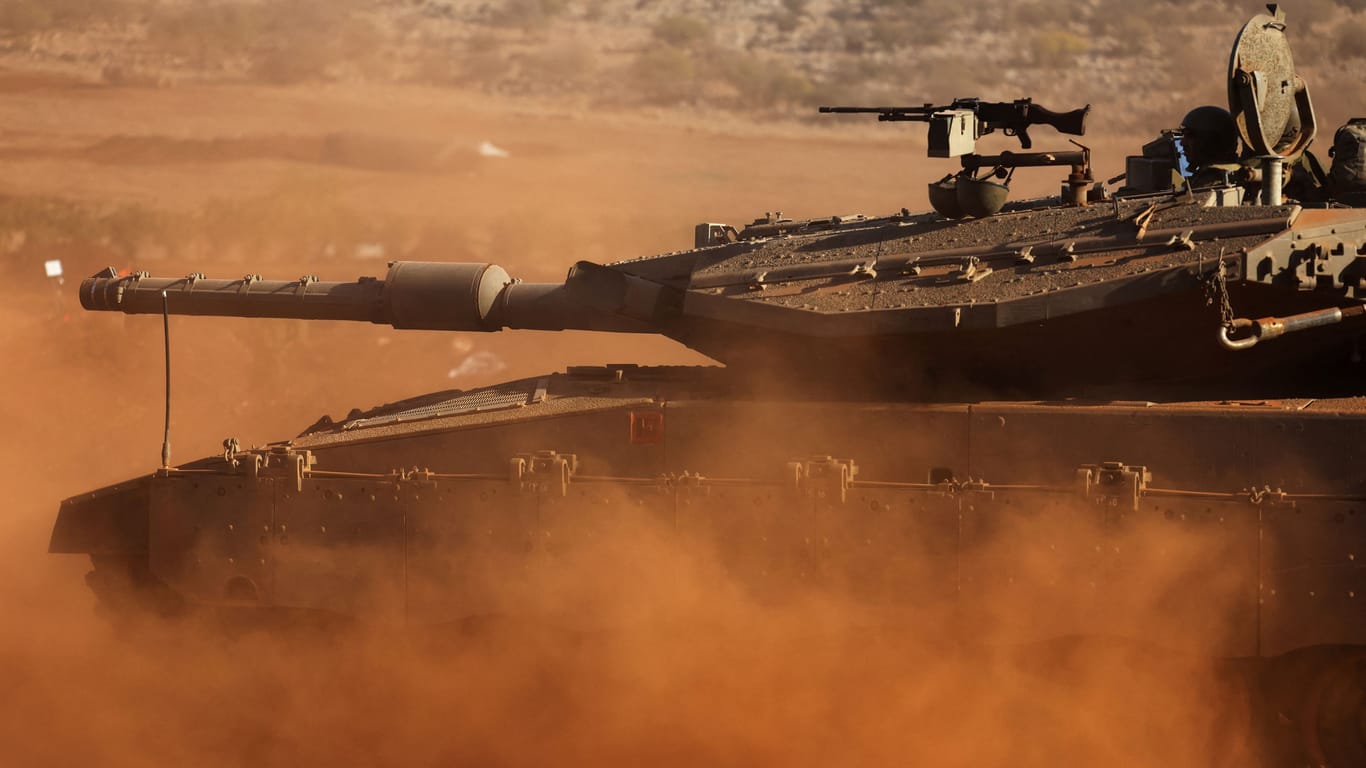 Israelischer Panzer: Die israelische Armee bereitet eigenen Angaben zufolge eine Bodenoffensive in Gaza vor.