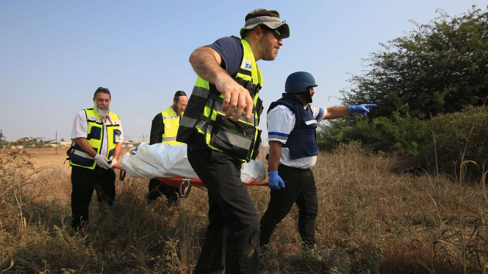 Israelische Rettungskräfte tragen einen Toten nach den Hamas-Angriffen weg. Bei den Terrorattacken sollen auch Babys getötet worden sein.