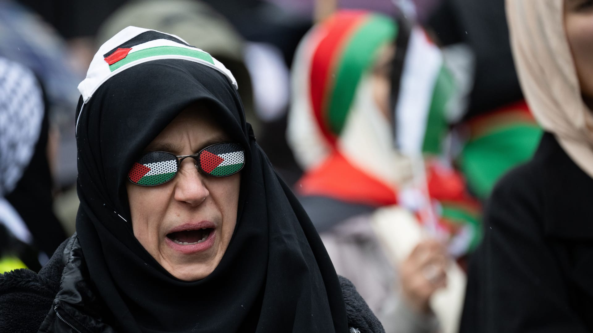 Demonstrantin geht in Berlin am sogenannten Al-Quds-Tag auf die Straße.