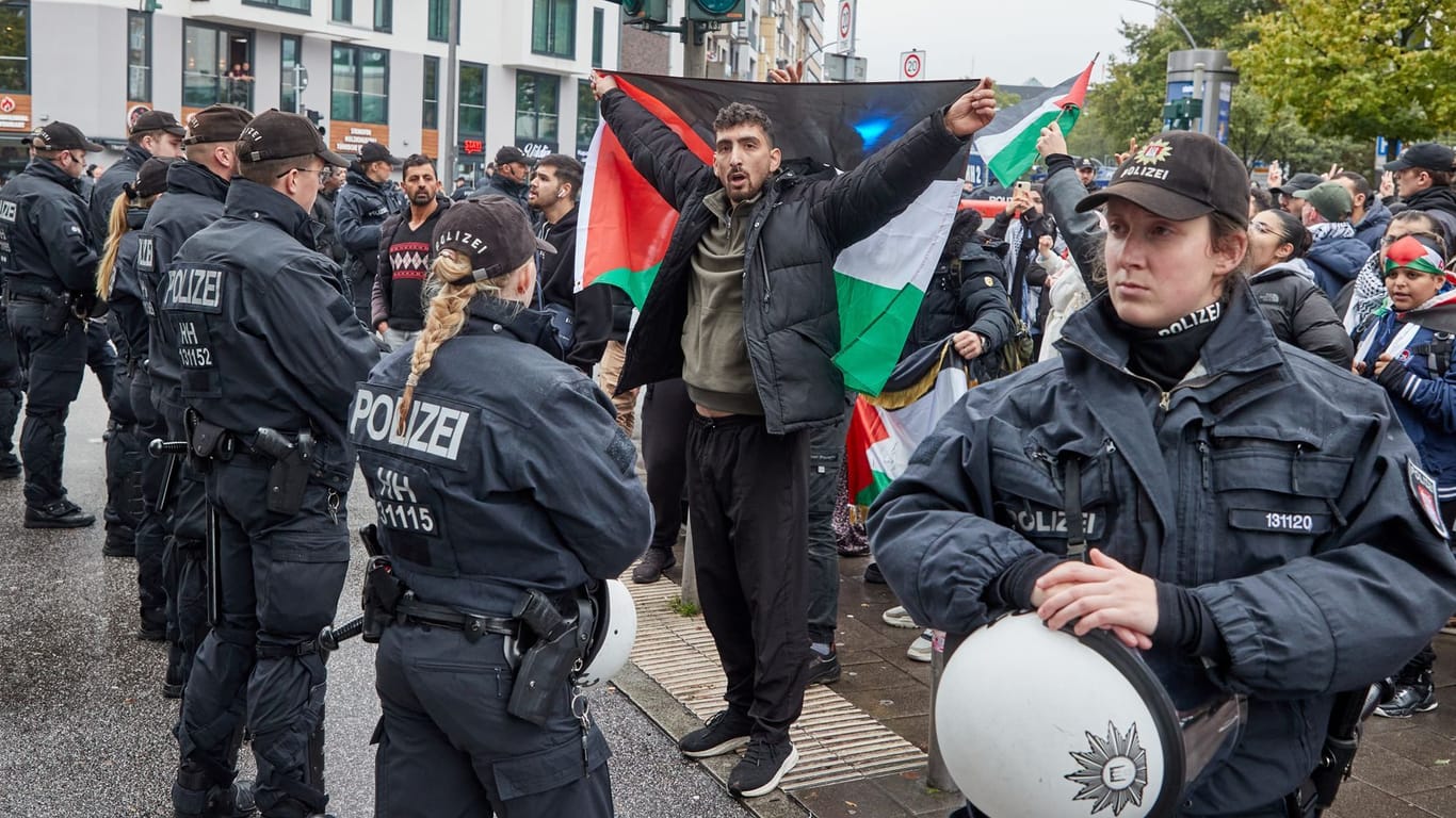 Demonstranten mit Palästina-Flaggen stehen umringt von Polizisten auf dem Steindamm in Hamburg-St. Georg: Die Versammlung wurde aufgelöst.