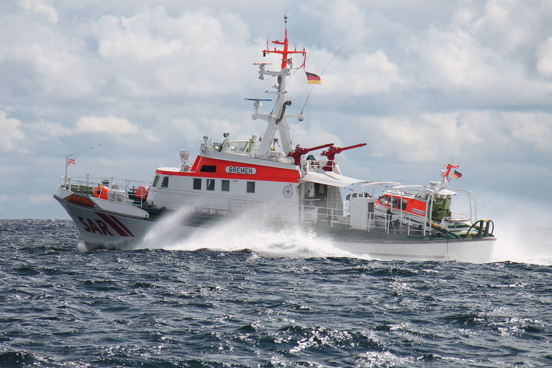 Auf dem Schiff "Bremen" gelangten die Retter zur Segelyacht.