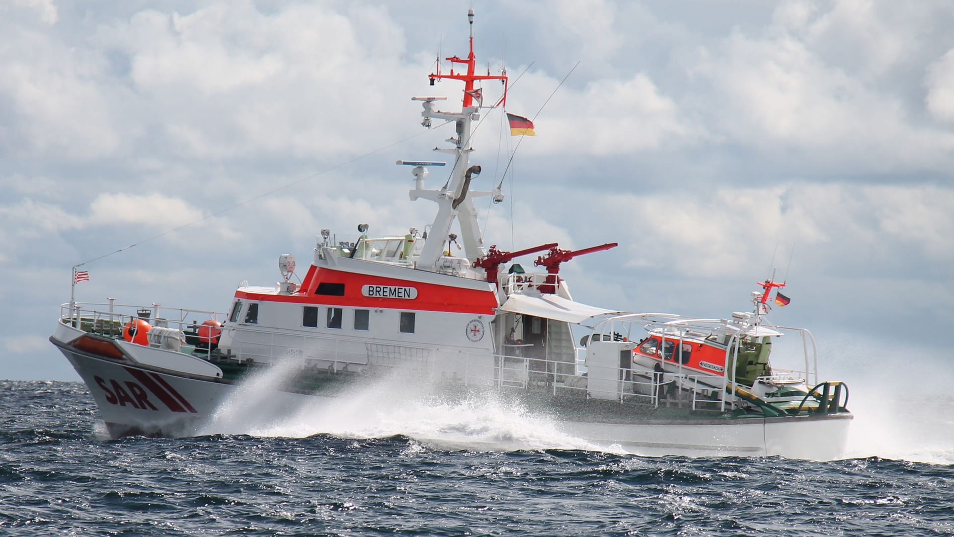 Auf dem Schiff "Bremen" gelangten die Retter zur Segelyacht. Auf dem Schiff "Bremen" gelangten die Retter zur Segelyacht.