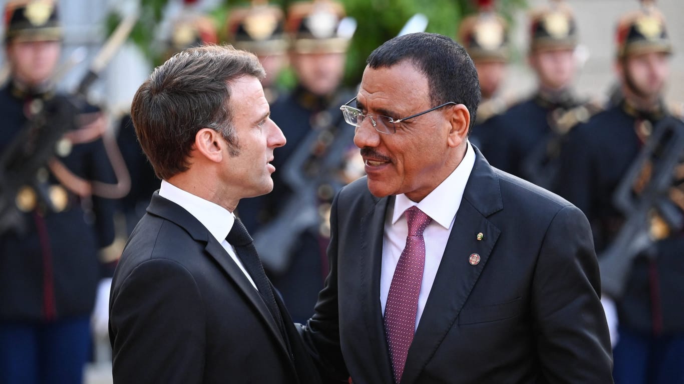 Der französische Präsident Emmanuel Macron (l.) begrüßt seinen nigrischen Widerpart Mohamed Bazoum in Paris (Archivbild).
