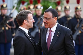 Der französische Präsident Emmanuel Macron (l.) begrüßt seinen nigrischen Widerpart Mohamed Bazoum in Paris (Archivbild).