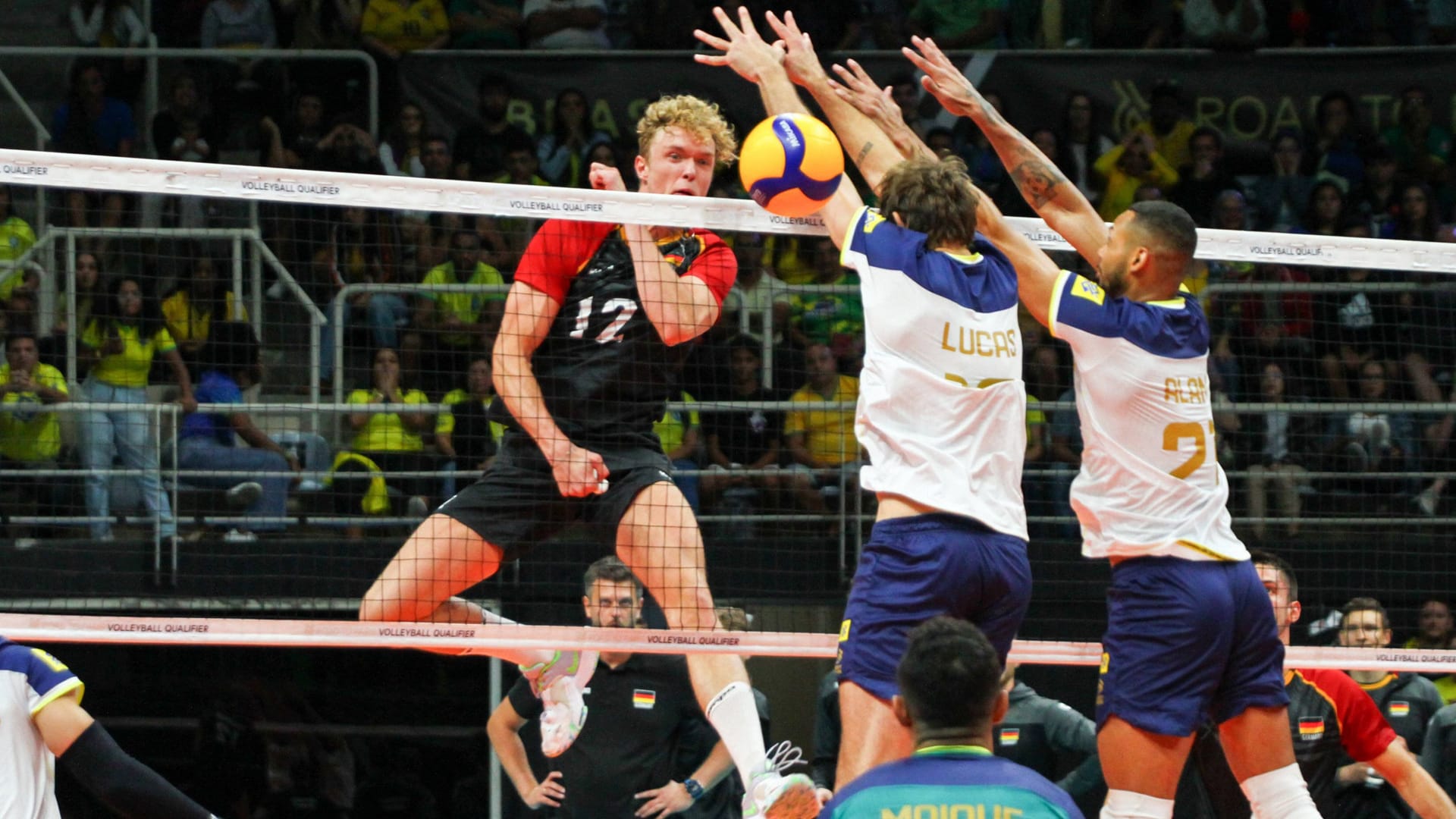 Anton Brehme (l.) von den BR Volleys in Aktion gegen Brasilien.