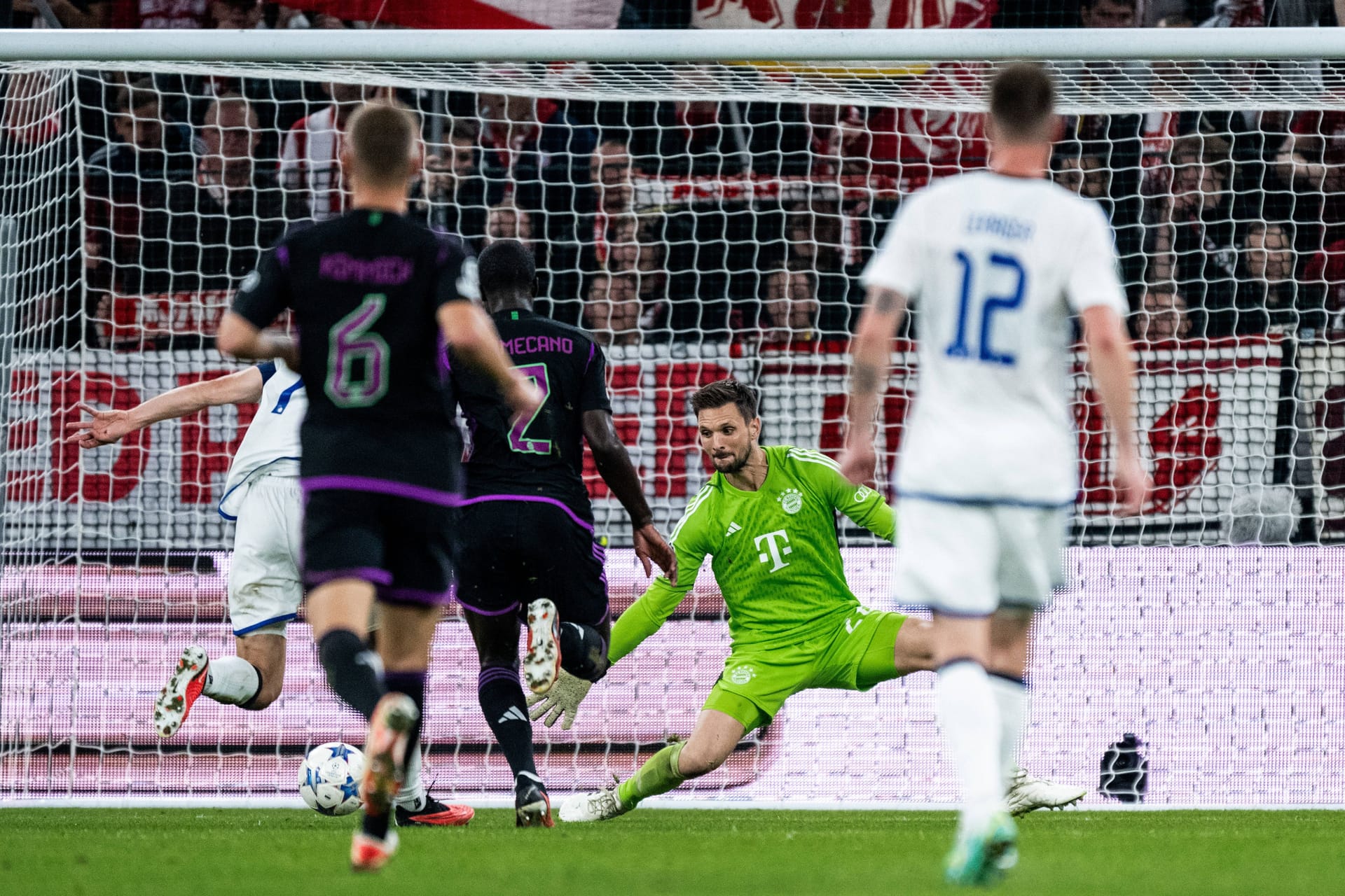 Sven Ulreich: Hielt den ersten Schuss (4.) und auch den ersten Kopfball (27.) sicher fest. Beim 0:1 konnte nichts mehr machen. Insgesamt recht souverän. Rettete den Sieg mit einer Weltklasseparade in der Nachspielzeit. Note 2